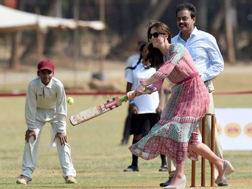 Duchess Kate plays cricket in India. (AFP)