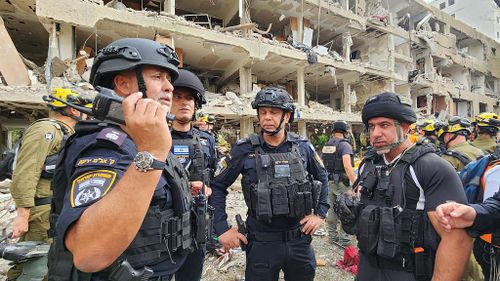 İsrail polisi ve kurtarma ekipleri bölgeyi araştırmak için gönderildi.