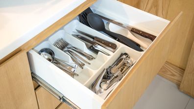 Controversial post about organising cutlery kicks off heated debate  