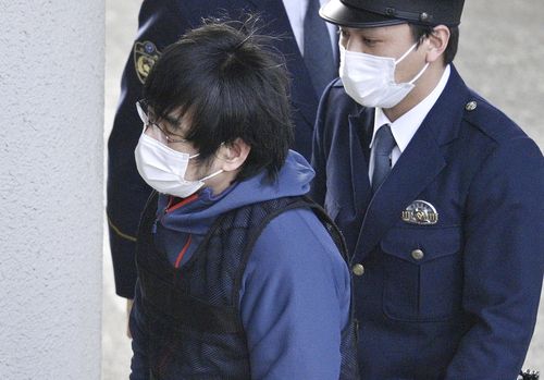 Tetsuya Yamagami, l'assassin présumé de l'ancien Premier ministre japonais Shinzo Abe, entre dans un poste de police à Nara, dans l'ouest du Japon, le 10 janvier 2023.  