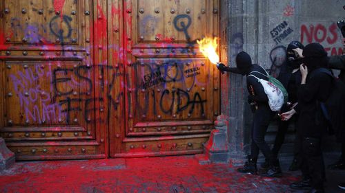 Los manifestantes exigen el fin de la violencia de género en México.