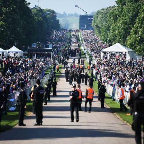 Just a few... thousand onlookers.