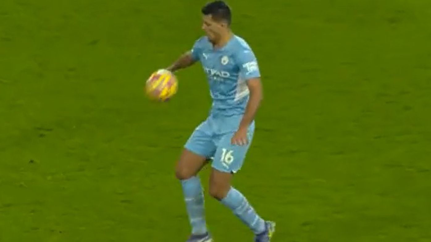 Everton are furious that this apparent handball from Rodri didn&#x27;t result in a penalty.