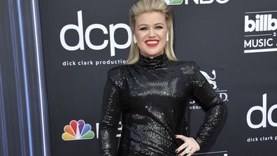 Kelly Clarkson arrives at the Billboard Music Awards at the MGM Grand Garden Arena in Las Vegas (Photo: May 1, 2019)
