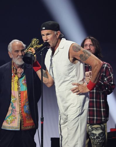 Chad Smith dedicates award to Foo Fighters drummer Taylor Hawkins at 2022 MTV VMAs