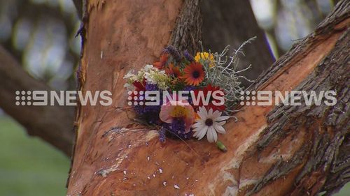Os tributos florais foram deixados no local de um acidente de horror que deixou dois homens mortos na ilha de canguru da Austrália do Sul na noite passada.