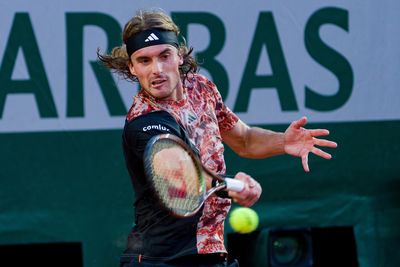 Tsitsipas breezes past Schwartzman