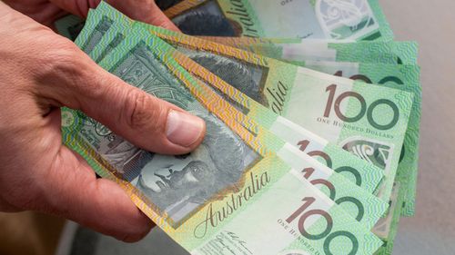Üç Avustralyalıdan biri, yüksek yaşam maliyetleri nedeniyle yetişkin çocuklarına maddi destek sağlıyor.
