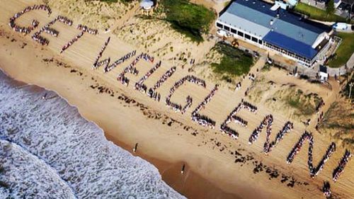 Hundreds line beach for Sydney media personality Glenn Wheeler