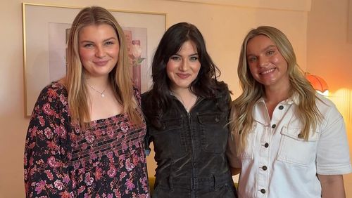 Scarlett Hopper (a sinistra) ha ospitato autori di successo come Lauren Roberts (al centro) per eventi esclusivi al Romancing The Novel.