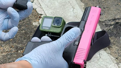 Os policiais localizaram uma pistola estilo Glock com corrediça rosa.