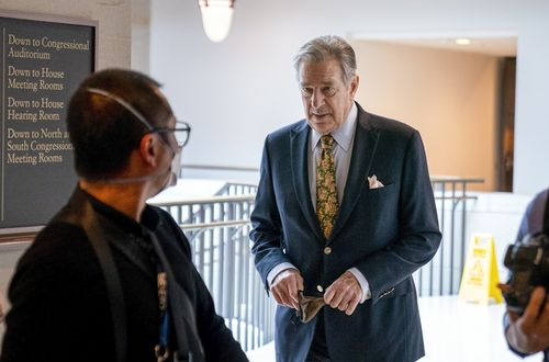 Paul Pelosi, à droite, le mari de la présidente de la Chambre Nancy Pelosi, de Californie, suit sa femme alors qu'elle arrive pour sa conférence de presse hebdomadaire sur Capitol Hill à Washington, le jeudi 17 mars 2022. 