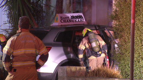 O carro de um rabino exibindo decorações de Hanukkah foi atacado com uma bomba incendiária em um ataque na manhã de Natal em Melbourne.
