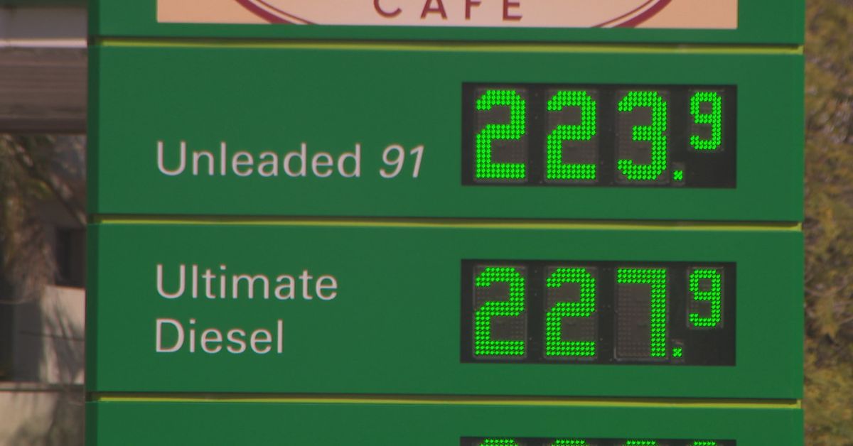 Ha chiesto agli automobilisti di ricontrollare i prezzi della benzina prima di fare il pieno