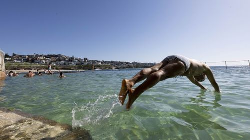 Les nageurs se rafraîchissent à Bronte Beach à Sydney.