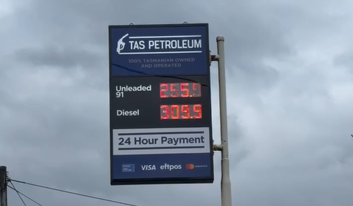 O casal de Sydney, Lisa e Blake Walsh, colocou sua casa à venda no ano passado e levou seus dois filhos na aventura de sua vida.