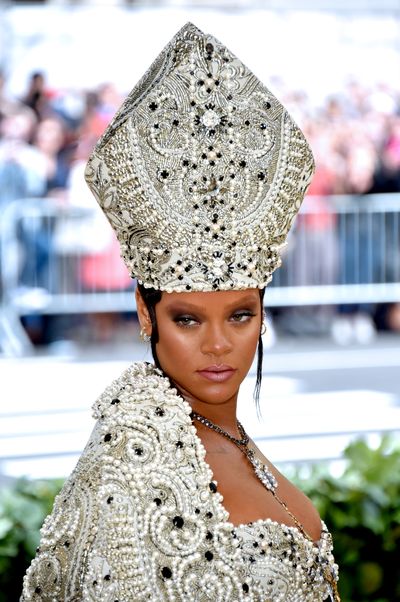 <p>Leave it to Met Gala's unofficial 'queen of the night' to&nbsp;ensure she was on both the Best-Dressed and Best Beauty Looks list.</p>
<p>Priscilla
Ono, Fenty Beauty's global makeup Artist only Riri's own makeup products to give her a high-voltage beauty look.</p>
<p>To create the base for Rihanna&rsquo;s look, Ono started with Pro Filt'r Instant Retouch Primer to prevent shine and pave the way for smooth makeup application. She then applied Pro Filt'r Soft Matte Longwear Foundation in 370 for a soft matte flawless complexion. </p>
<p>To define her face, Priscilla used Match Stix Matte Skinstick in Truffle, a few shades deeper than Rihanna&rsquo;s complexion to contour and define her face.</p>
<p>Ono finished off with a Mademoiselle plush matte lipstick in Spanked and applied Invisimatte Blotting Powder on the t-zone to absorb excess shine and diffuse pores for an instantly filtered appearance.</p>