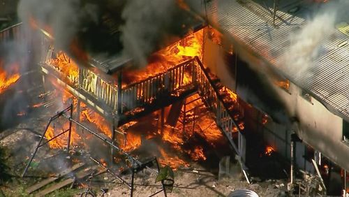 Il vasto inferno ha costretto le strade a essere evacuate.