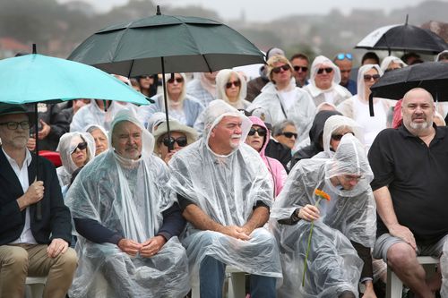 Les gens au mémorial des attentats de Bali à Coogee Beach, Sydney.