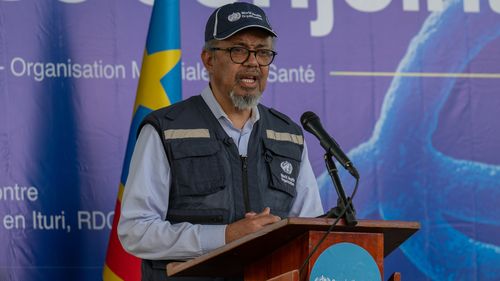 Il direttore generale dell'Organizzazione mondiale della sanità (OMS) Tedros Adhanom Ghebreyesus parla alla stampa durante un briefing sulla risposta all'Ebola a Bunia, Congo, sabato 30 maggio 2026. (AP Photo/Moses Sawasawa)