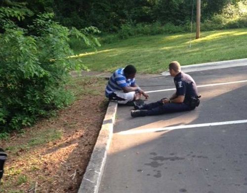 Police officer takes time to comfort boy with autism who ran away