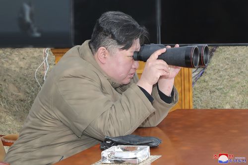 در این عکس که در 21 تا 23 مارس 2023 گرفته شده و توسط دولت کره شمالی ارائه شده است، کیم جونگ اون رهبر کره شمالی بر تمرینی در استان هامگیونگ جنوبی، کره شمالی نظارت دارد. 
