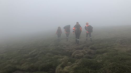 Due escursionisti sono stati salvati dopo essere rimasti bloccati su un terreno impegnativo nelle Snowy Mountains del NSW.