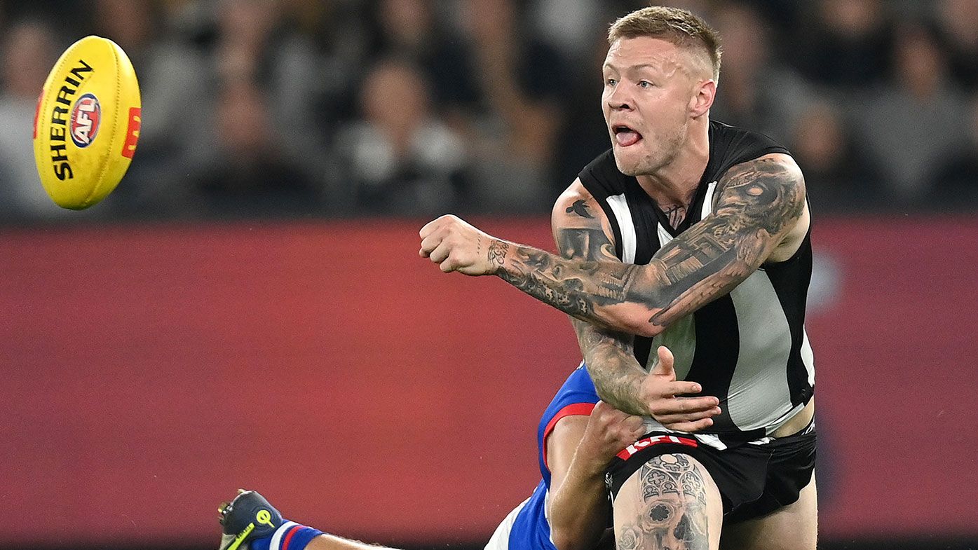 Jordan De Goey of the Magpies handballs during his side&#x27;s loss to the Bulldogs