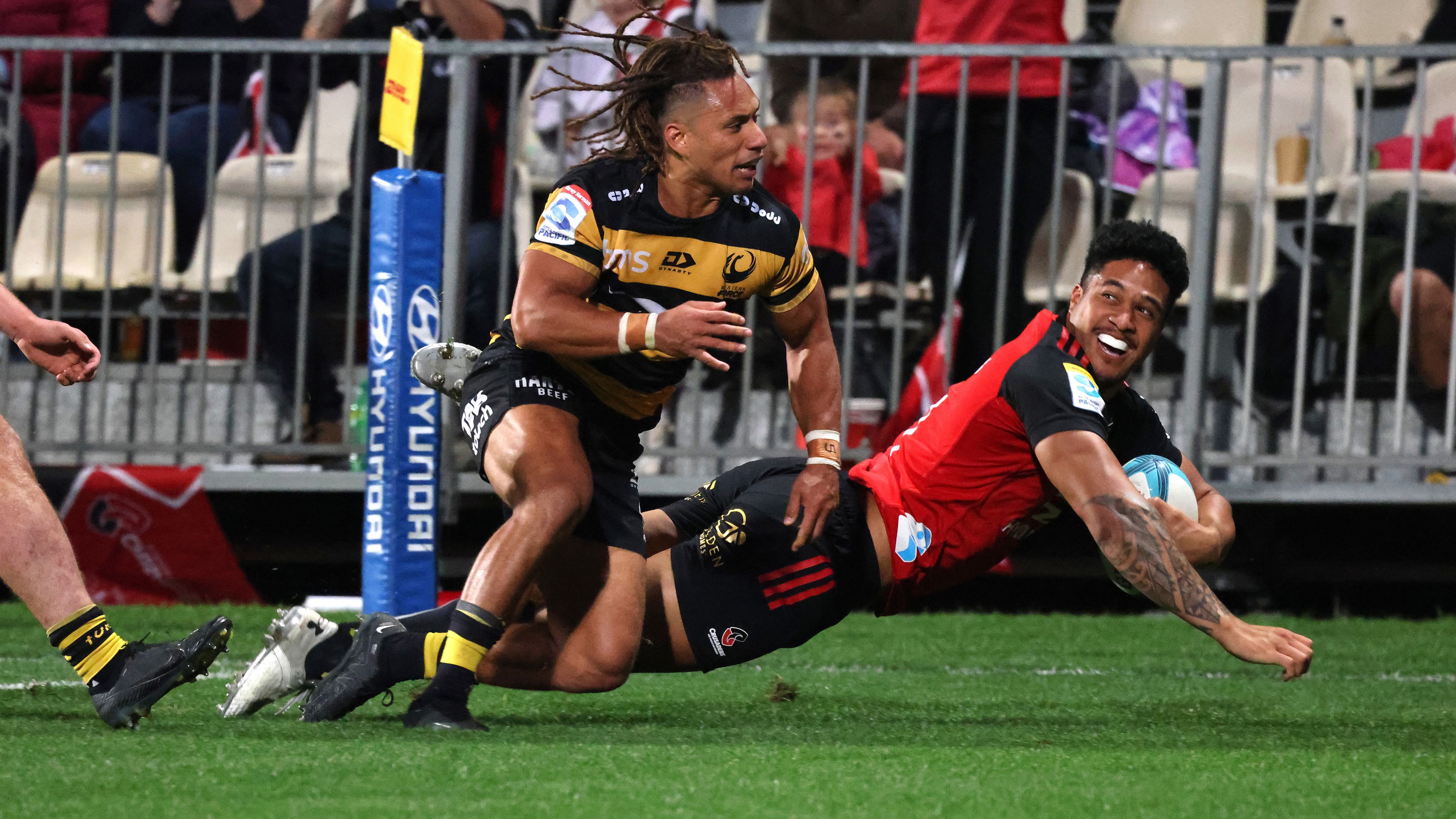 Leicester Fainga&#x27;anuku of the Crusaders dives to score past Issak Fines-Leleiwasa of the Force.