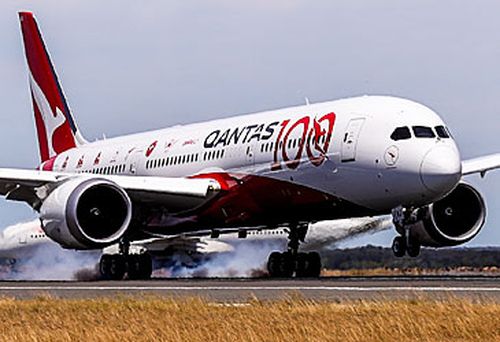 Qantas jet landing (Getty)