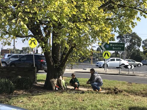 Locals laid flowers for Ms Zaeim and Mr Goland at the scene today. (Eliza Rugg/ 9NEWS)