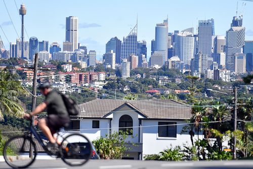 Une maison est vue comme un affront au Sydney CBD Skyline à Dover Heights le mercredi 20 avril 2022. 