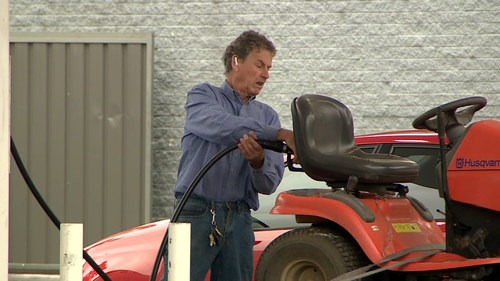 Homem enchendo trator