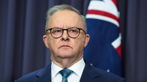 O primeiro-ministro Anthony Albanese durante uma conferência de imprensa no Parlamento em Canberra na sexta-feira, 27 de março de 2026. fedpol Foto: Alex Ellinghausen

