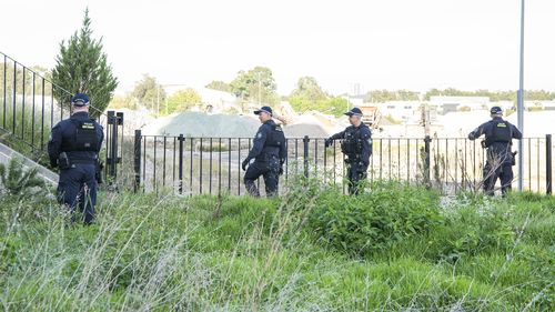 Shale Street Lidcombe Cena do crime Lidcombe - Homem morre após tiroteio em Lidcombe Segunda-feira, 16 de março de 2026 05:56:57 AM Um homem morreu após um tiroteio no oeste de Sydney esta manhã. Pouco depois das 4h (segunda-feira, 16 de março de 2026), os serviços de emergência foram chamados para uma unidade na Shale Street, Lidcombe, após relatos de um tiroteio. Oficiais vinculados ao Comando da Área Policial de Auburn compareceram e encontraram um homem de 38 anos ferido a bala. Ele foi tratado por paramédicos da ambulância de NSW no local antes de ser