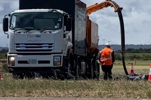 Des travaux sont en cours pour reconnecter les résidents et les entreprises de Hallett Cove à l'eau après une fuite principale d'eau ce matin. 