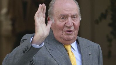 Spain's emeritus King Juan Carlos waves upon his arrival to the Academia Diplomatica de Chile, in Santiago. (photo: March 10, 2018)