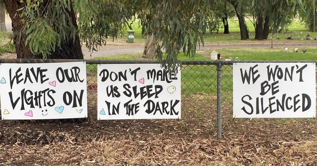 Victorian cemeteries CEO stood down after cemetery staff removed decorations from graves – 9News