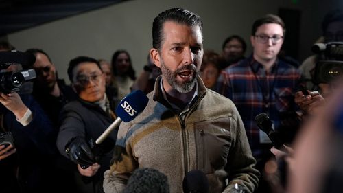 Donald Trump Jr fa una campagna per suo padre in Iowa nel 2024.