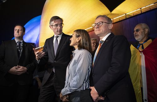 Le premier ministre de la Nouvelle-Galles du Sud, Dominic Perrottet, se réunit avec des dirigeants communautaires pour soutenir l'Ukraine.  Les voiles de l'Opéra étaient illuminées aux couleurs de son drapeau.  1er mars 2022