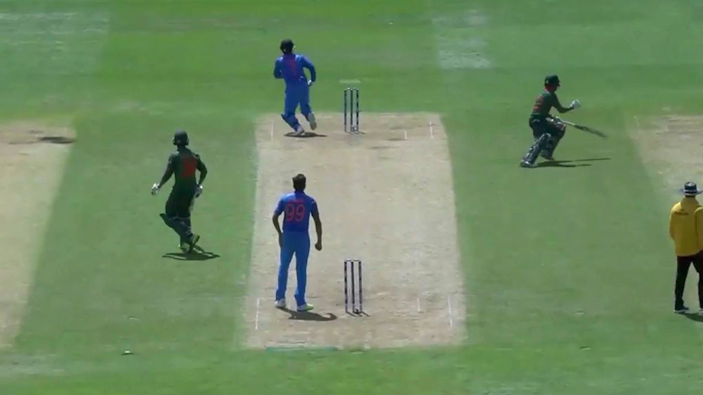 Dhoni clanger costs India five runs