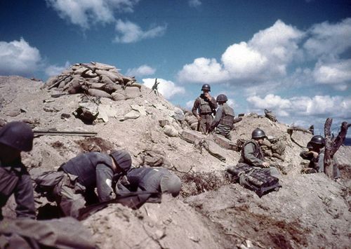 1952: US soldiers dig in to a hill in Korea during the Korean war (1950-1953). (Photo by MPI/Hulton Archive/Getty Images)