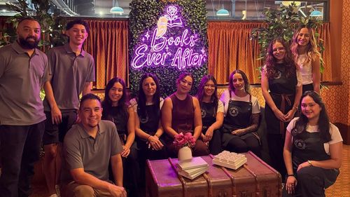 Kat T. Masen (al centro) ha dovuto far crescere il team di Books Ever After quando ha aperto il negozio di Sydney all'inizio di quest'anno.