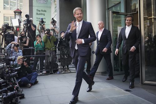 哈里王子于 2023 年 6 月 7 日星期三在伦敦作证后离开最高法院。
