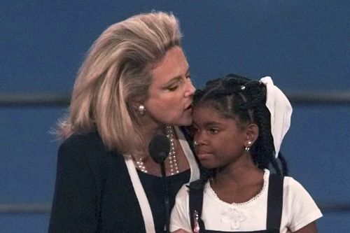DOSSIER - Mary Fisher, militante contre le SIDA, embrasse Hydeia Broadbent, 12 ans, une jeune qui souffre également du SIDA, alors qu'elles s'adressaient toutes les deux à la séance du soir de la convention GOP de 1996 à San Diego, le lundi 12 août 1996. Broadbent, un éminent spécialiste du VIH La militante anti-SIDA, connue pour ses discours inspirants dans les années 1990 alors qu'elle était enfant, visant à réduire la stigmatisation entourant le virus avec lequel elle est née, est décédée.  Elle avait 39 ans. (Photo AP/Ron Edmonds, dossier)