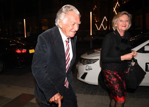 Former Australian Prime Minister Bob Hawke is seen using a cane as he arrives at the Sydney International Convention Centre on June 27, 2017. (AAP)