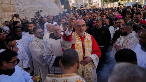 O Patriarca Latino Pierbattista Pizzaballa, o principal clérigo católico da Terra Santa, chega à Igreja da Natividade, tradicionalmente considerada o local de nascimento de Jesus, na véspera de Natal, na cidade de Belém, na Cisjordânia, quarta-feira, 24 de dezembro de 2025. (AP Photo/Nasser Nasser)