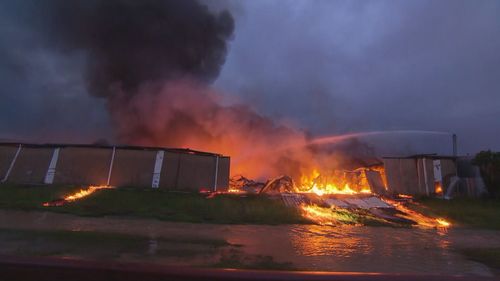 L'incendie a provoqué l'évacuation des résidents locaux et la fermeture de routes.