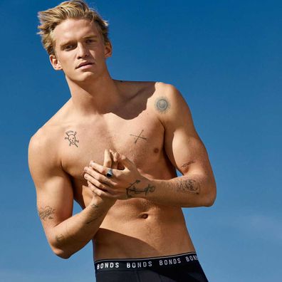 Cody Simpson Bares Hot Body in Just His Underwear!