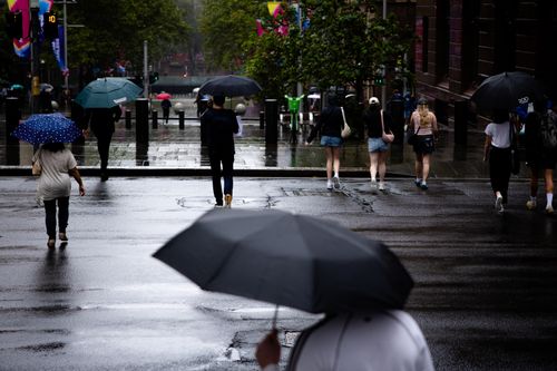 PRIMO UTILIZZO DI SMH: La gente cammina per le strade di Sydney, vicino alla stazione di Martin Place, mentre piove al mattino. Sydney dovrà affrontare forti piogge durante la fine della settimana e nel fine settimana. Venerdì 27 febbraio 2026. Foto: Audrey Richardson, The Sydney Morning Herald.